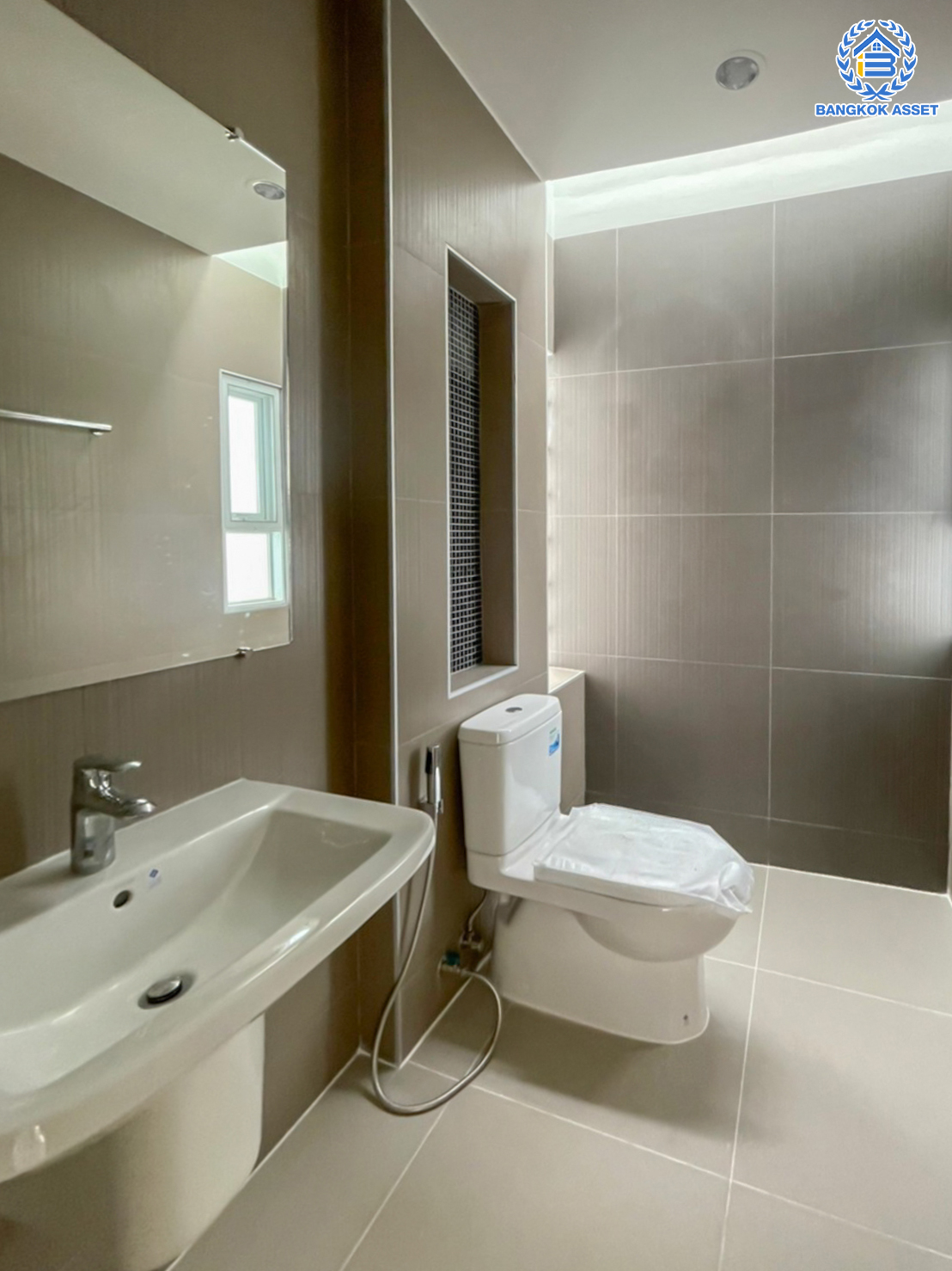 บ้านมือสองตกแต่งใหม่ ม.ภัทรา รามอินทรา5 หลังมุม! บนเนื้อที่กว้างขวางถึง 67.1 ตร.ว. ฟังกชัน 3 ห้องนอน 1 ห้องแม่บ้าน 3 ห้องนอน บ้านสวย พร้อมเข้าอยู่ ตรงข้ามสนามมวยลุมพินี บนทำเลศักยภาพ ใกล้รถไฟฟ้าสายสีชมพู "สถานีรามอินทรา 3"